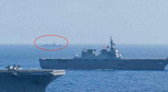 中国电子侦察船对美日军舰进行贴近侦察