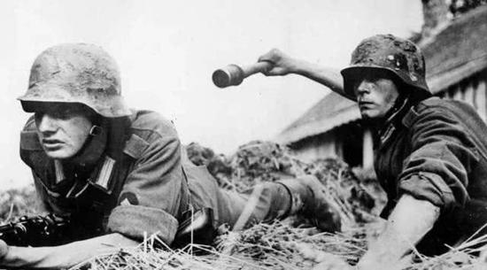 图片:这张著名的宣传照片中士兵扬起的就是m1924型长柄手榴弹.