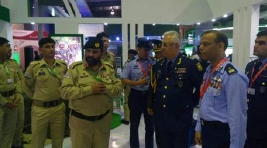 ���ͻ�˹̹����չ�ϵİ����ݽ������ţ�