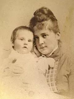 ▲十个月大的安娜·科尔曼·瓦特和她母亲