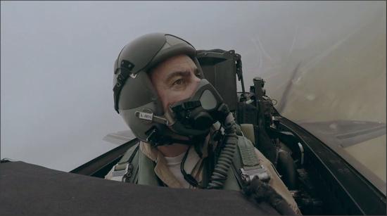 为何中国歼20头盔是世界顶级美f22飞行头盔相当原始