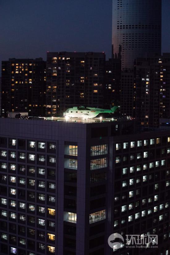 青岛市立医院东院楼顶临时起降点 直升机夜间起降 拍摄者：徐常青
