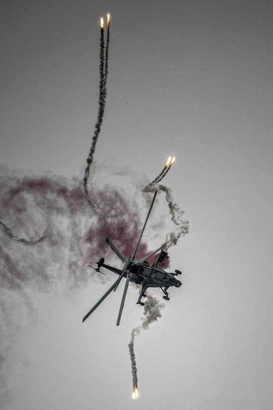 我武直10夜间放干扰弹像放烟花 揭直升机战场生存绝招