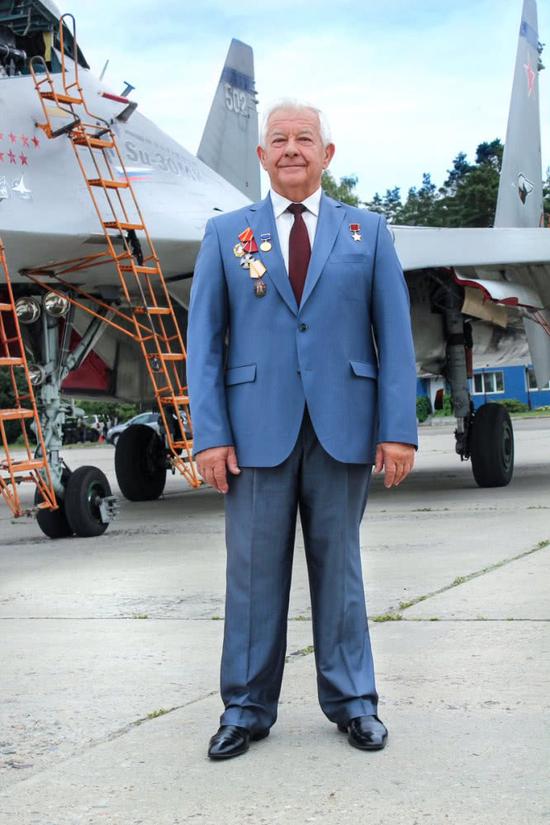 维克多·普加乔夫,生于1948年8月8日,是俄罗斯王牌飞行员,苏霍伊飞机