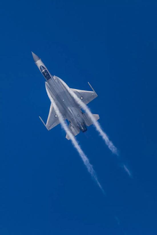 中航上百人耗时3个月完成巴铁首架枭龙战机大