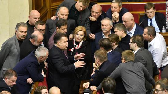 乌克兰国会议员在投票决定是否实施戒严令前。CNN图。