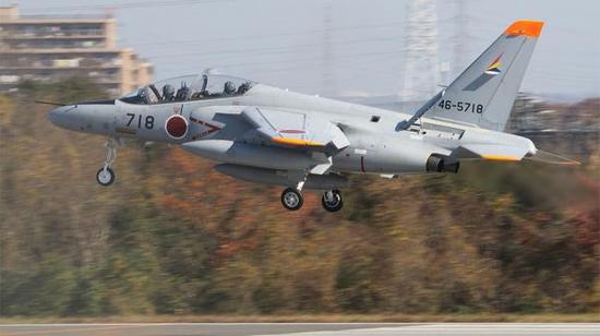 日本航空自卫队“中央航空支援群的”T-4教练机在入间机场着陆