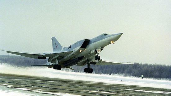 俄军1周内坠毁3架主力战机 俄专家:不是故障是