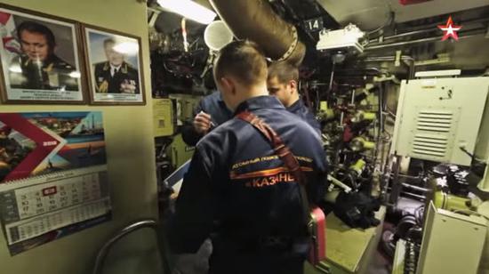 “喀山”号攻击核潜艇舱内某控制室，挂历上显示的年份应该是2018年。