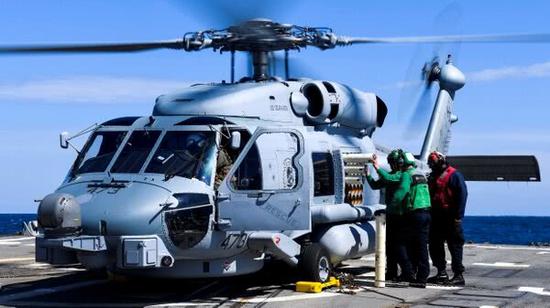 美国海军“海鹰”MH-60R反潜直升机正装载声呐浮标 图源：同上