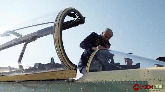 枭龙战机又传喜讯!巴基斯坦空军接装8架双座型