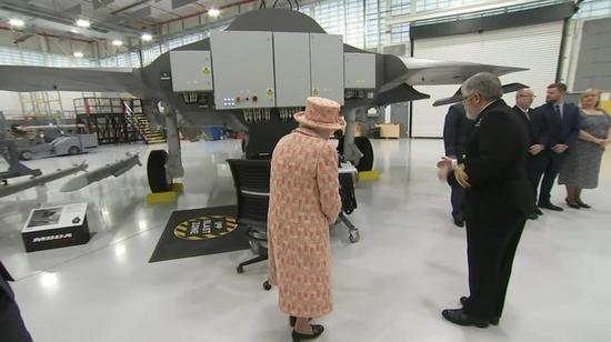 英国女王到访皇家空军基地 观摩F35B垂直降落(图