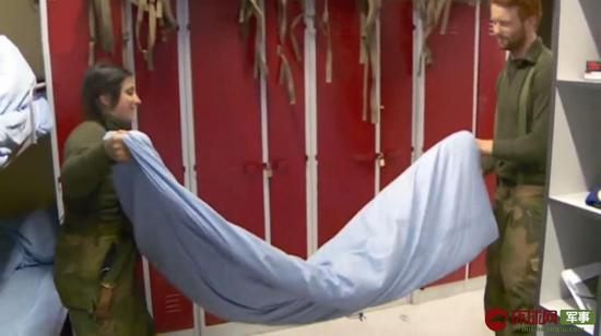 挪威军队男女混住宿舍内部曝光 男女兵一起叠被