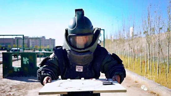 中国武警王牌排爆手单日拆除9枚炸弹创纪录图