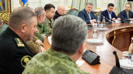 11月26日，乌克兰总统波罗申科在基辅召集国家安全委员会成员开会（RT网站图）