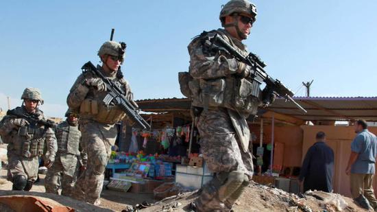 美军士兵在伊拉克巡逻。