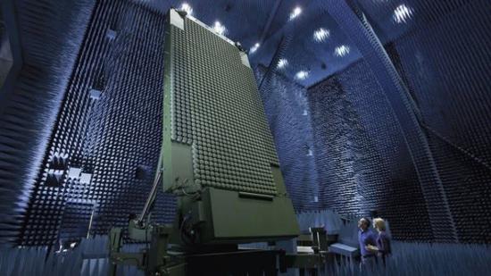 TPY-X全尺寸原型系统在微波暗室内测试，和中国的JY-26雷达极其神似。