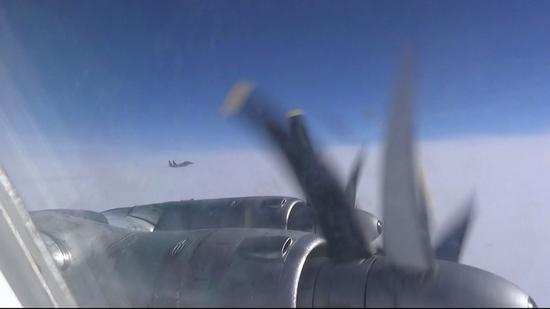 图片：俄罗斯轰炸机外面出现了拦截的日本F-15J/DJ战斗机。