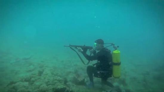 12:00 海军陆战队队员从直升机滑降