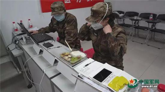 穿脱防护服有多严？陆军医大医疗队用天眼感控