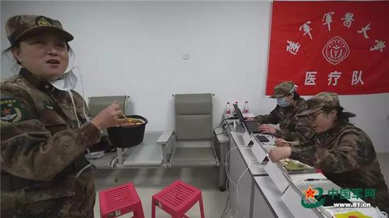 穿脱防护服有多严？陆军医大医疗队用天眼感控