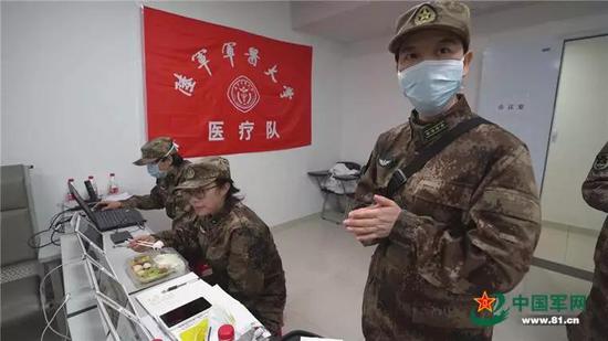 穿脱防护服有多严？陆军医大医疗队用天眼感控