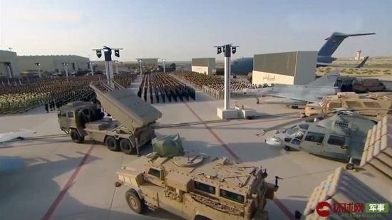 中国最强外贸火箭炮首现阿联酋阅兵式 紧挨F16战