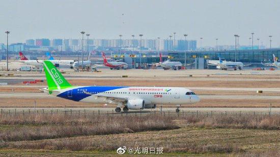 C919大型客机106号机转场 开展验证客舱等任务