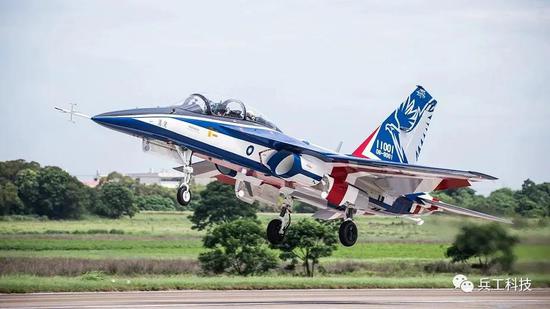 T-5“勇鹰”高级教练机实现首飞