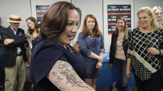 美退役女兵纹汉字遮盖战斗伤疤 被攻击为"激进分子"|民主党|参议员