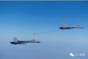歼15“伙伴加油”训练有何意义：挂弹更多航程更