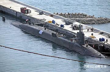 当时的新闻照片，美国“密歇根”号在釜山浮出水面，并打开发射筒进行展示