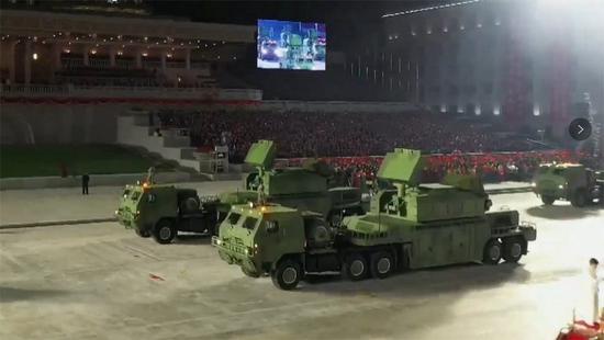 朝鲜阅兵展示大批新装备 "大杀器"首次亮相引关注
