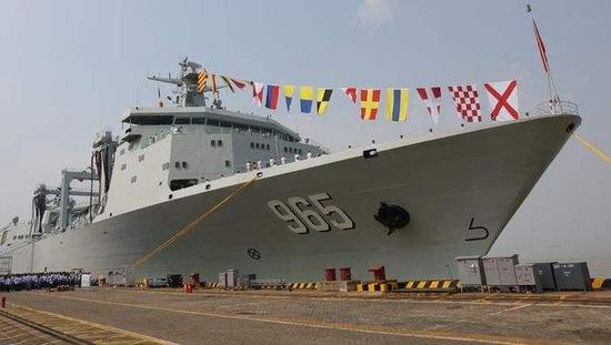 901型"呼伦湖"号补给舰