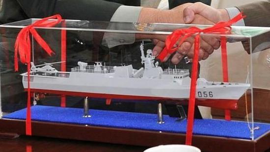 （同样是在香港以赠送模型的方式首次曝光的056型护卫舰）
