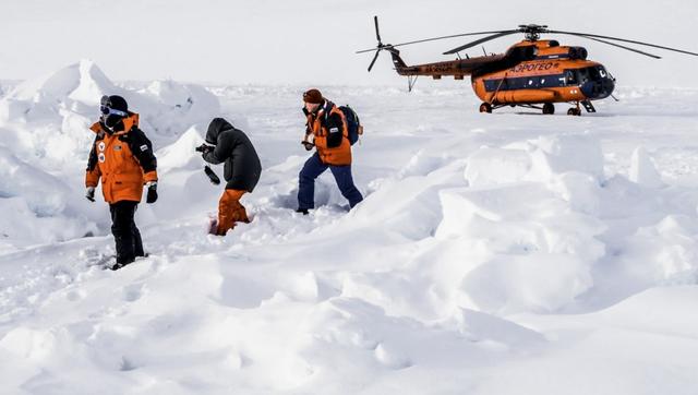 图为北极地区降落的米-17直升机，可见此时机轮已经深陷雪地