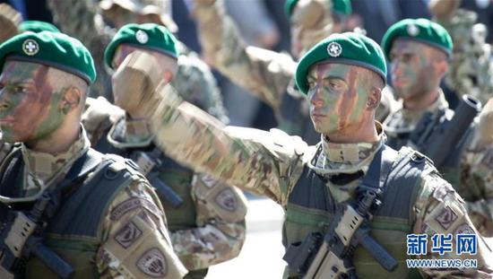 10月1日,在塞浦路斯尼科西亚,士兵在阅兵式上接受检阅。