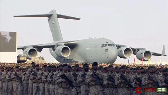 中国最强外贸火箭炮首现阿联酋阅兵式 紧挨F16战