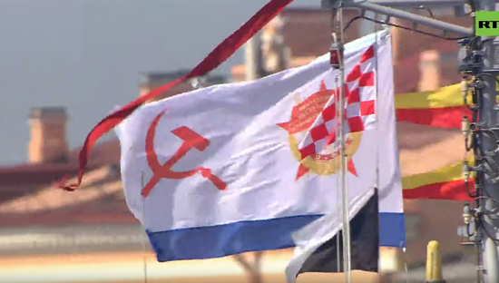 有舰艇升起了苏联海军的旗帜.