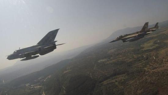 图为和克罗地亚空军米格-21"共舞"的以色列空军F-16。