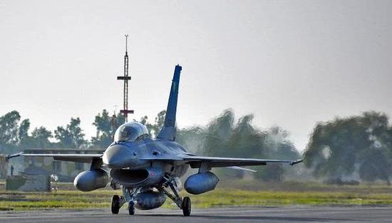 巴基斯坦空军从约旦引进的三手F-16ADF战斗机