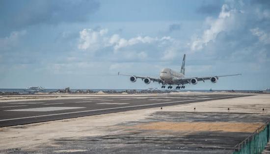 在马累机场跑道进行起降的空客A380客机