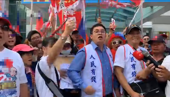 陈清茂（图正中）带领“韩粉”直奔国民党中央党部。图自现场录像