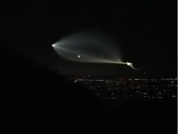 夜間拍攝到的火箭煙云
