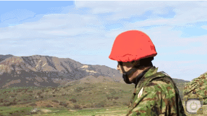 ▲陆自士兵操作迫击炮