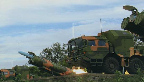 图为发射中的中国鹰击-62远程岸舰导弹.