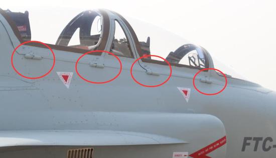 双座型枭龙战机细节又有变化 少了2个折页零件