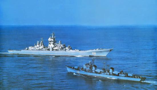 图片：伏龙芝号最出名的照片，是与重庆舰对峙的这张