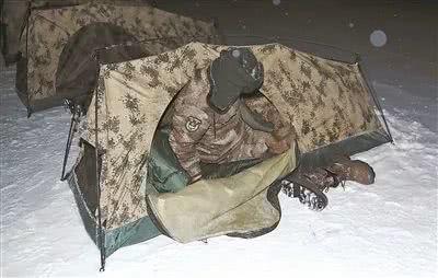 解放军测试新型野战睡袋 战士在零下30户外酣睡(图)