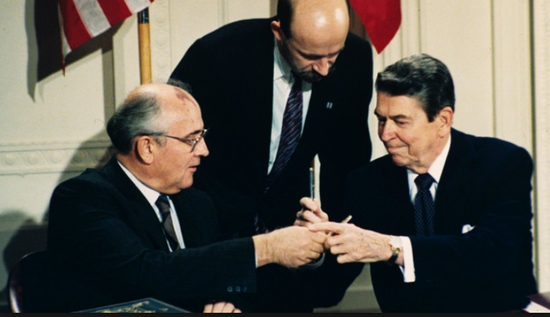 戈尔巴乔夫（左）与里根（右）签署了意义重大的中导条约 图源：社交媒体